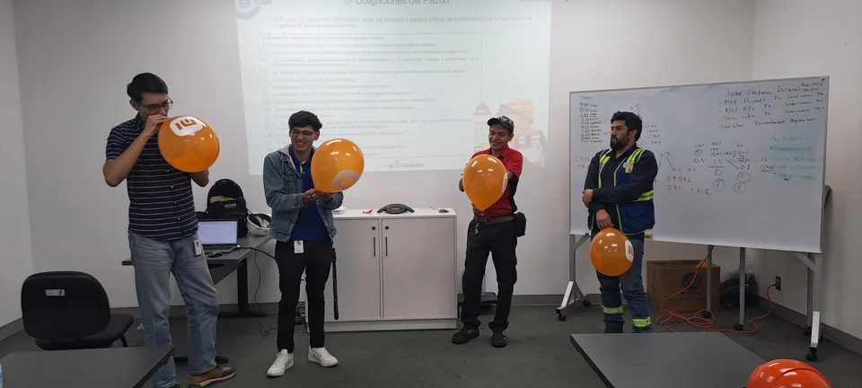 Participantes desarrollando una actividad de concientización