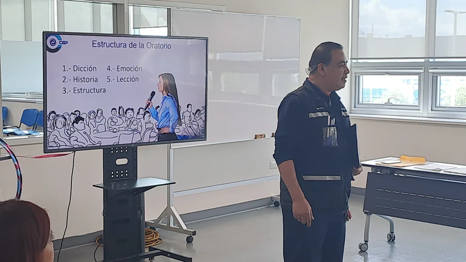 Andrés facilitando una sesión empresarial