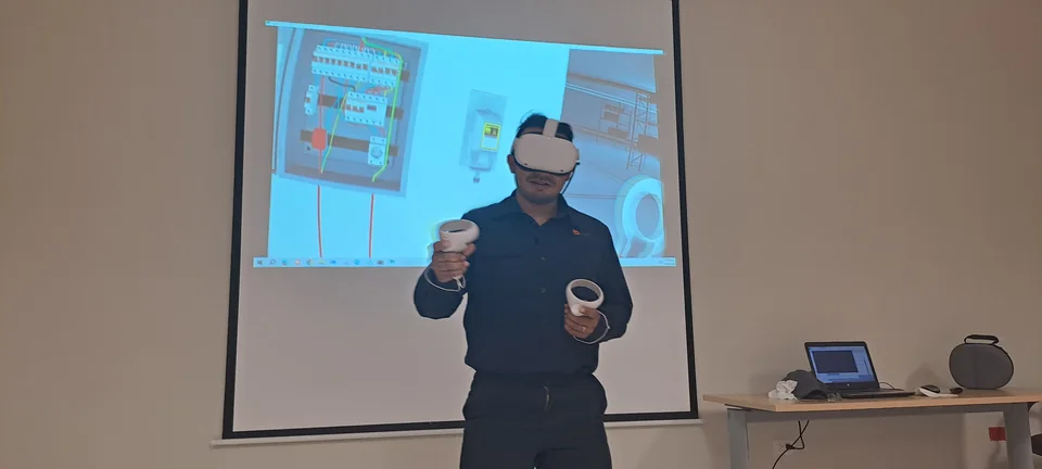 Participante practicando con realidad virtual durante una capacitación